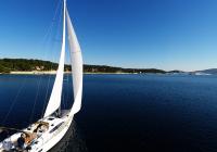 barcha a vela vele della barca a vela cielo blu baia del mare Croazia yacht a vela